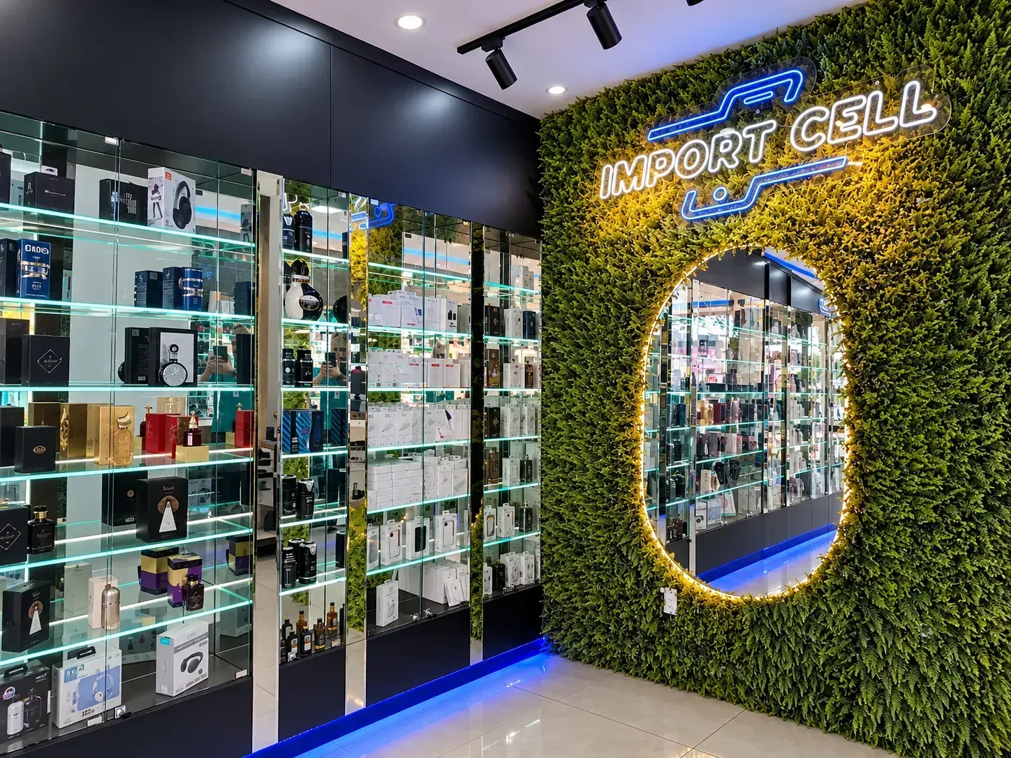 Salao principal da Import Cell com vitrines de smartphones, acessorios e parede de capinhas